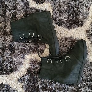 Sorel Wedge Boots size 9 black